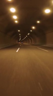 Dağlardaki tünelden geçen arabayı gören ilk kişi. Video yeraltı tünellerinin yapısını ve aydınlatmasını vurguluyor. Tüneldeki ışık ve gölgenin zıtlığını tecrübe et..