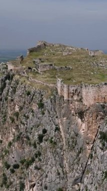 Türkiye 'nin Adana kentindeki sarp kayalıkları olan dağın tepesindeki Anavarza şatosunun insansız hava aracı manzarası. Anavarza Kalesi tarihi, bölgesel tarihte önemli bir rol oynamıştır. Yüksek kalite 4k görüntü