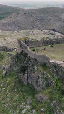 Türkiye 'nin Adana kentindeki dağın tepesindeki antik Anavarza kalesinin insansız hava aracı manzarası. Anavarza kalesi manzaralı tarihi bir dönüm noktasıdır. Turizm ve seyahat için ideal .