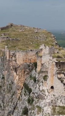Türkiye 'nin Adana kentindeki dik uçurumlarla eski Anavarza şatosunun insansız hava aracı manzarası dağın tepesinde yıkılıyor. Eski harabeler, antik mimari ve arkeolojinin içyüzünü gösteriyor. Eski harabeleri okumak için mükemmel.. 