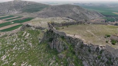 Türkiye 'nin Adana kentindeki dağın tepesindeki antik Anavarza kalesinin insansız hava aracı manzarası. Anavarza kalesi manzaralı tarihi bir dönüm noktasıdır. Turizm ve seyahat için ideal .