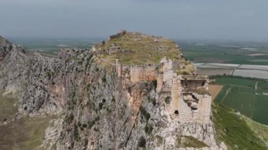 Türkiye 'nin Adana kentindeki dik uçurumlarla eski Anavarza şatosunun insansız hava aracı manzarası dağın tepesinde yıkılıyor. Eski harabeler, antik mimari ve arkeolojinin içyüzünü gösteriyor. Eski harabeleri okumak için mükemmel.. 