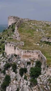 Adana Mimarisi 'ndeki dağın tepesindeki antik Anavarza şatosunun harabelerinin insansız hava aracı görüntüsü antik mühendisliği gösteriyor. Mimari başarılar kavramları antik mühendislik kompleks manzaraları.