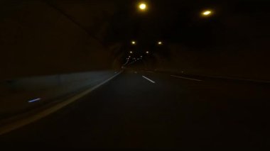 Dağlardaki karanlık tünelden geçen arabayı gören ilk kişi. Karanlık sürüş, tünelleri mühendislik ve yapıyı ön plana çıkarıyor. Tünelin inşasına odaklanarak dağ tünelinde karanlık sürüş deneyimi.