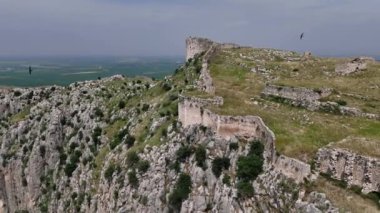 Adana Mimarisi 'ndeki dağın tepesindeki antik Anavarza şatosunun harabelerinin insansız hava aracı görüntüsü antik mühendisliği gösteriyor. Mimari başarılar kavramları antik mühendislik kompleks manzaraları.