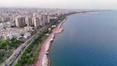 Mersin 'in nefes kesen şehir ve doğa buluşmasını keşfedin, hareketli bir şehir büyük bir köpüklü su kütlesiyle karşılaşır.
