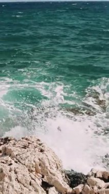 Büyüleyici Huzur: Bu büyüleyici okyanus manzarasında kayalık kıyılara çarpan turkuaz dalgaların saf güzelliğini bir Rocky Shore Deneyi 'nden Görkemli Okyanusa Bakış