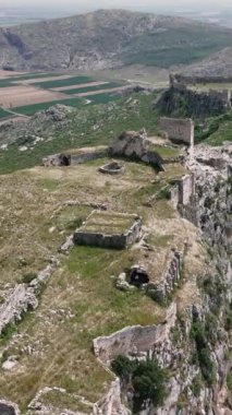 Adana 'daki dağın tepesindeki Anavarza kalesinin insansız hava aracı görüntüsü. Kale harabelerini çevreleyen manzara gösterileri. Doğa manzarası içinde tarihi mimariyi keşfetmek için mükemmel.. 