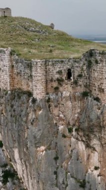 Türkiye 'nin Adana kentindeki bir dağın tepesinde bulunan Anavarza Kalesi' nin çarpıcı kalıntılarını kaydeden İHA görüntüleri. Bu tarihi mucizeyi inşa eden karmaşık mimari ve antik mühendisliğe tanık olun..