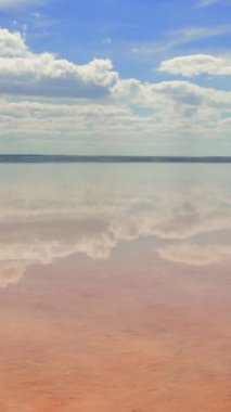 Suya yansıyan bulutlarla sakin tuz gölünün panoramik görüntüsü Tuz gölleri yüzeyi bulutların mükemmel yansımasını yaratıyor doğal güzelliği arttıran Ankara tuz gölü ve bulutlar çarpıcı bir yansıma yaratıyor.