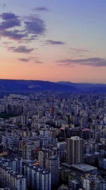Türkiye 'nin Mersin kentinin canlı görüntülerini gün batımında kaydeden İHA görüntüleri.