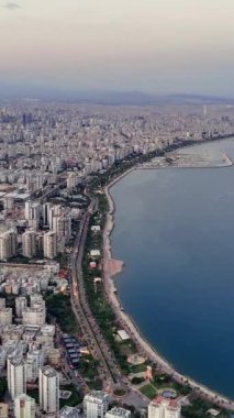 Güneş Akdeniz 'in üzerinde batarken, İHA görüntüleri Türkiye' nin Mersin kentinin canlı manzarasını yakalıyor.