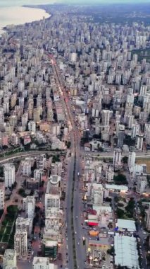 İnsansız hava aracı görüntüleri Mersin, Türkiye üzerinde büyüleyici günbatımını yakalıyor, şehrin canlı mimarisini ve canlı atmosferini gözler önüne seriyor.