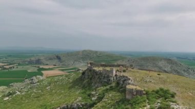 Anavarza Kalesi 'nin görkemli kalıntılarını yakalayan İHA görüntüleri Türkiye' nin Adana kentindeki yüksek bir dağın tepesine tünedi.