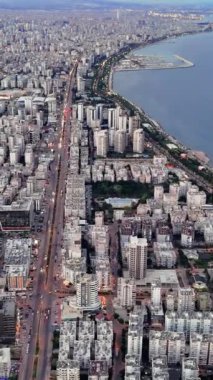 Güneş Akdeniz 'in üzerinde batarken, Türkiye' nin Mersin kentinin güzel manzarasını görüntüler..