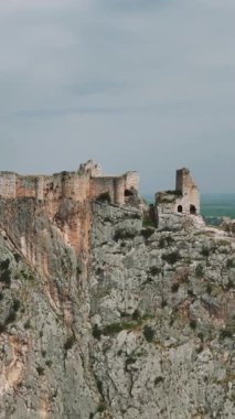 Türkiye 'nin Adana kentindeki yüksek bir dağın tepesinde, Anavarza Kalesi' nin yıkıntıları üzerinde bir İHA uçuyor. Heybetli uçurumlara ve antik yapılara tanık olun..