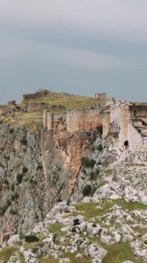 Türkiye 'nin Adana kentindeki Anavarza Kalesi' nin görkemli kalıntılarını çeken İHA görüntüleri dik bir dağın tepesine tünedi. Bu antik kalenin tarihi önemine ve nefes kesici güzelliğine tanık olun..