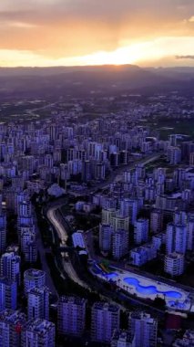 Türkiye 'nin Mersin kentinde gün batımının canlı renklerini gösteren nefes kesici bir insansız hava aracı videosu.