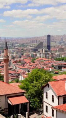Ankara, Türkiye 'nin tepeden çarpıcı panoramik manzarası, kentin canlı silueti, tarihi mimarisi ve yemyeşil manzaralarını gözler önüne seriyor.