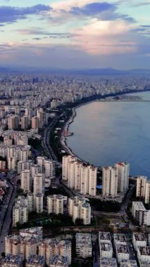 İHA görüntüleri Mersin, Türkiye 'de gün batımının canlı renklerini kaydediyor.