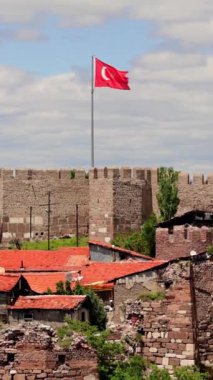 Ankara, Türkiye 'nin nefes kesen panoramik manzarası, bir tepenin tepesine tünemiş antik kaleyi gözler önüne seriyor..