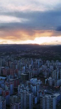 Mersin, Türkiye 'de canlı bir günbatımını gösteren büyüleyici bir insansız hava aracı videosu, eşsiz gökdelenleri ve doğanın güzelliğini vurguluyor..