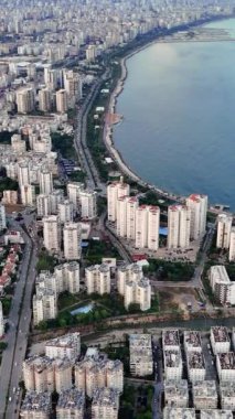 Türkiye 'nin Mersin kentinin üzerinde canlı günbatımını kaydeden çarpıcı bir insansız hava aracı videosu.