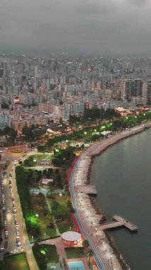 Çarpıcı insansız hava aracı görüntüleri, Mersin kıyı şeridinde gün batımının canlı renklerini yakalar ve eşsiz sahil güzelliklerini ön plana çıkarır..