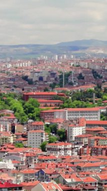 Panoramik manzara Ankara 'nın geniş şehir manzarasını yakalıyor. İnsansız hava aracı görüntüleri Ankaras 'ın ufuk çizgisini ve şehir planlarını gösteriyor. Video Ankaras 'ın canlı manzarası içindeki mimari özellikleri vurguluyor. 