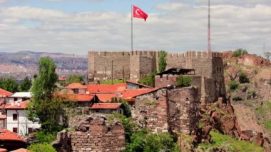 Ankara 'nın panoramik manzarası şehir planlarını ve mimarisini gözler önüne seriyor. Bu kapsamlı çekimde, çeşitli binaları ve simgeleriyle Ankara vurgulandı. Yüksek kalite 4k görüntü