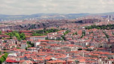 Panoramik manzara Ankara 'nın geniş şehir manzarasını yakalıyor. İnsansız hava aracı görüntüleri Ankaras 'ın ufuk çizgisini ve şehir planlarını gösteriyor. Video Ankaras 'ın canlı manzarası içindeki mimari özellikleri vurguluyor. 