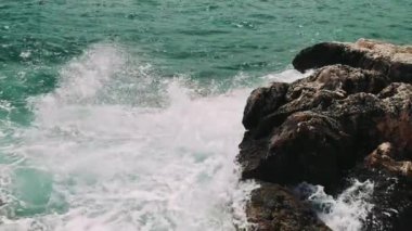 Kayalara çarpan dalgalar dinamik deniz manzarası oluşturur kayalık kıyılara çarpan dalgaları yakalar doğanın gücünü ve güzelliğini ön plana çıkarır dalgalar çarpar sürekli değişen kıyı manzarası yaratır. 