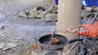 Kalın bir bakır parçasını kesmek için oksijen feneri kullanan bir adam, usta bir zanaatkar olduğunu gösteriyor..