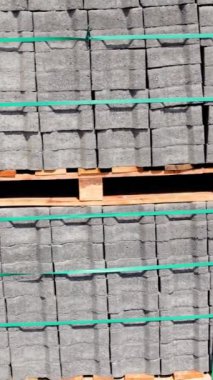 İnşaat alanındaki blok yığınları ile palet blok halinde malzeme taşıma için etkin bir şekilde paletlendi. Organize blok yığınlarının yakın görünümü, kullanıma hazır yapı malzemelerini gösterme.