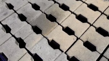 Bir paletin üzerindeki beton blokların yakın çekim görüntüsü, inşaat projelerinde taşınmaya ve kullanılmaya hazır. Yüksek kalite 4k görüntü