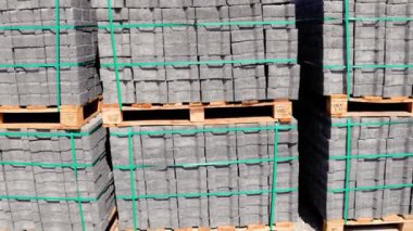 İnşaat alanındaki blok yığınları ile palet blok halinde malzeme taşıma için etkin bir şekilde paletlendi. Organize blok yığınlarının yakın görünümü, kullanıma hazır yapı malzemelerini gösterme.