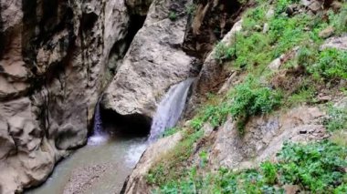 Türkiye 'nin Kapkaya kentindeki dar bir kanyondan huzurlu bir şelale akıyor.