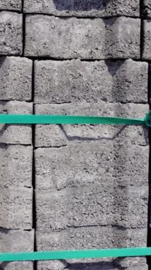 Asfaltlı palet, organize ve inşaat alanında kullanıma hazır. Slap yığınları temel yapı malzemesi olarak kullanılıyor, etkin bir şekilde paletlenmiş. Yüksek kalite 4k görüntü
