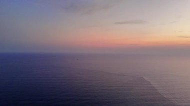 Bir dron, güneş batarken denizin nefes kesici görüntülerini yakalar. Gökyüzünü turuncu ve mor renkli canlı renklerle boyarlar..