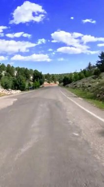 Heyecan verici birinci şahıs bakış açısı dolambaçlı dağ yollarında, nefes kesici manzaralar ve manzaralı manzaralar sergiliyor..