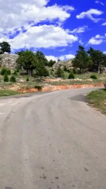 Sürücü koltuğundan Türk dağlarına doğru manzaralı bir sürüş yaşayın.