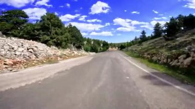 Heyecan verici birinci şahıs bakış açısı dolambaçlı dağ yollarında, nefes kesici manzaralar ve manzaralı manzaralar sergiliyor..