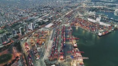 Drone gün batımında limanı filme alır, yoğun konteynır terminalini yakalar. Konteynırlar istiflendi ve nakliyeye hazır. Video, limandaki konteynır kullanımının verimliliğini ve ölçeğini gösteriyor.