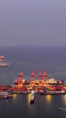 Hava aracı günbatımında liman kenti çekimleri, liman faaliyetlerinin yakalanması limandaki iş lojistik faaliyetlerinin önemini vurguluyor..