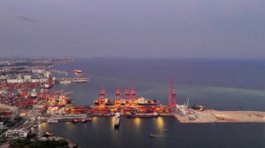 Hava aracı günbatımında liman kenti çekimleri, liman faaliyetlerinin yakalanması limandaki iş lojistik faaliyetlerinin önemini vurguluyor..