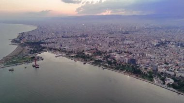 Bir dron gün batımında bir sahil kasabasının güzelliğini yakalar büyüleyici mimarisini ve batan güneşin altın parıltısını sergiler..