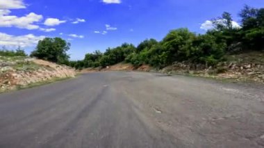 Nefes kesici manzaralı ve gür çam ağaçlarıyla dağ geçitlerinden manzaralı bir yolculuk. Doğa güzelliğiyle çevrili dolambaçlı bir yolda yol almanın heyecanını yaşayın..