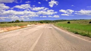 Virajlı yolda dağlarda araba sürmek sürüş deneyimini yakalar, doğal güzelliği ön plana çıkarır. Virajlı bir yolda maceranın tadını çıkarın, manzaralı dağ manzaraları. 