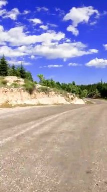 Sürücü koltuğundan nefes kesici manzarası olan dolambaçlı bir yolda, çarpıcı Türk dağlarında bir sürüş deneyimi. Video virajları ve dağların manzaralı güzelliğini yakalıyor..