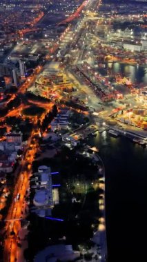 Bir İHA, gece boyunca açık deniz limanında uçarak aşağıdaki canlı aktiviteyi yakalıyor. Gece limanı hareketle dolup taşıyor, operasyonları vurguluyor. Gece limanı görüntüleri detaylı lojistiği gösteriyor.